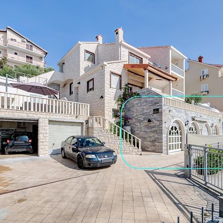 אומיס Apartments With Pool Vrdoljak מראה חיצוני תמונה