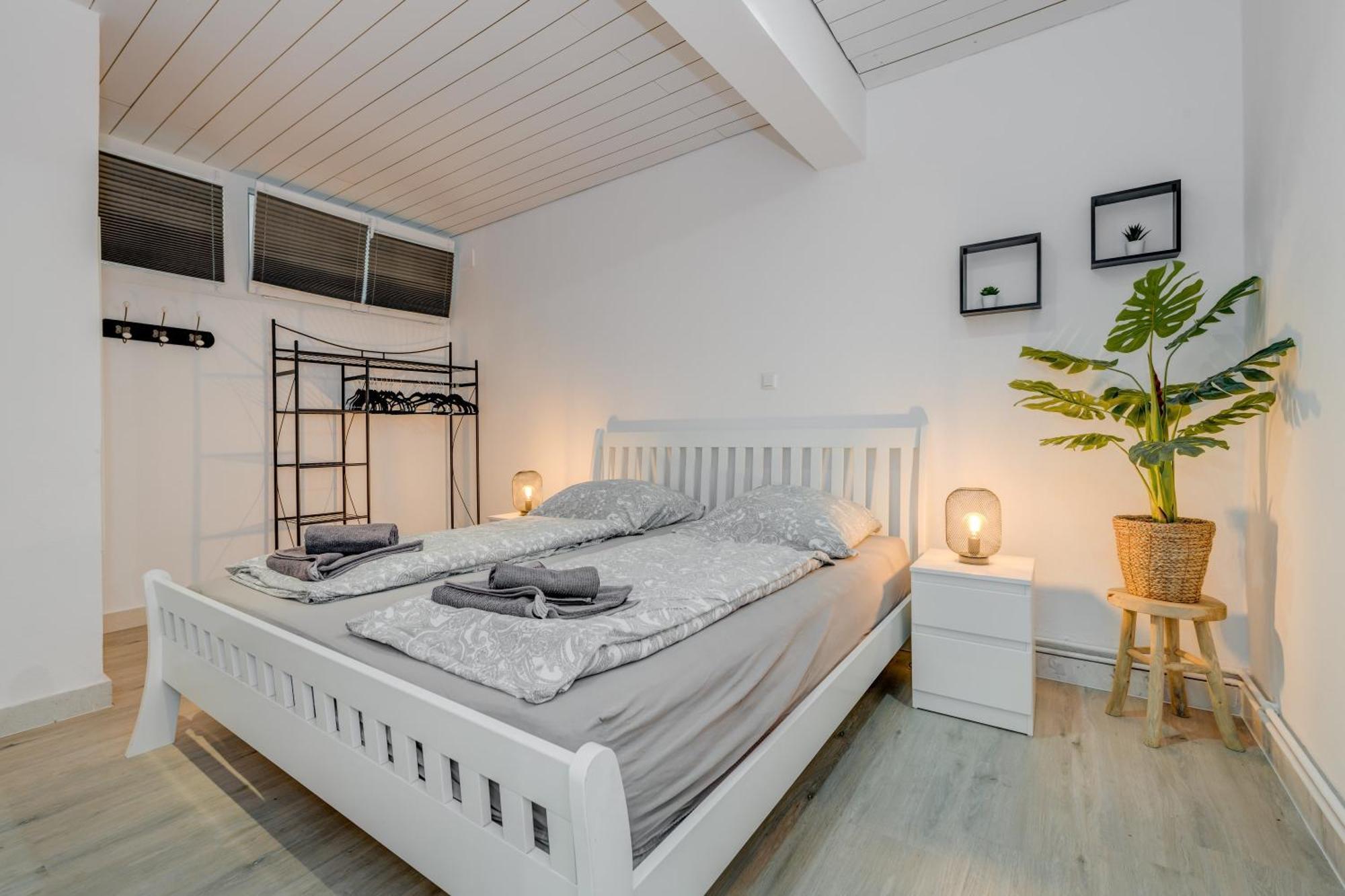 אומיס Apartments With Pool Vrdoljak חדר תמונה