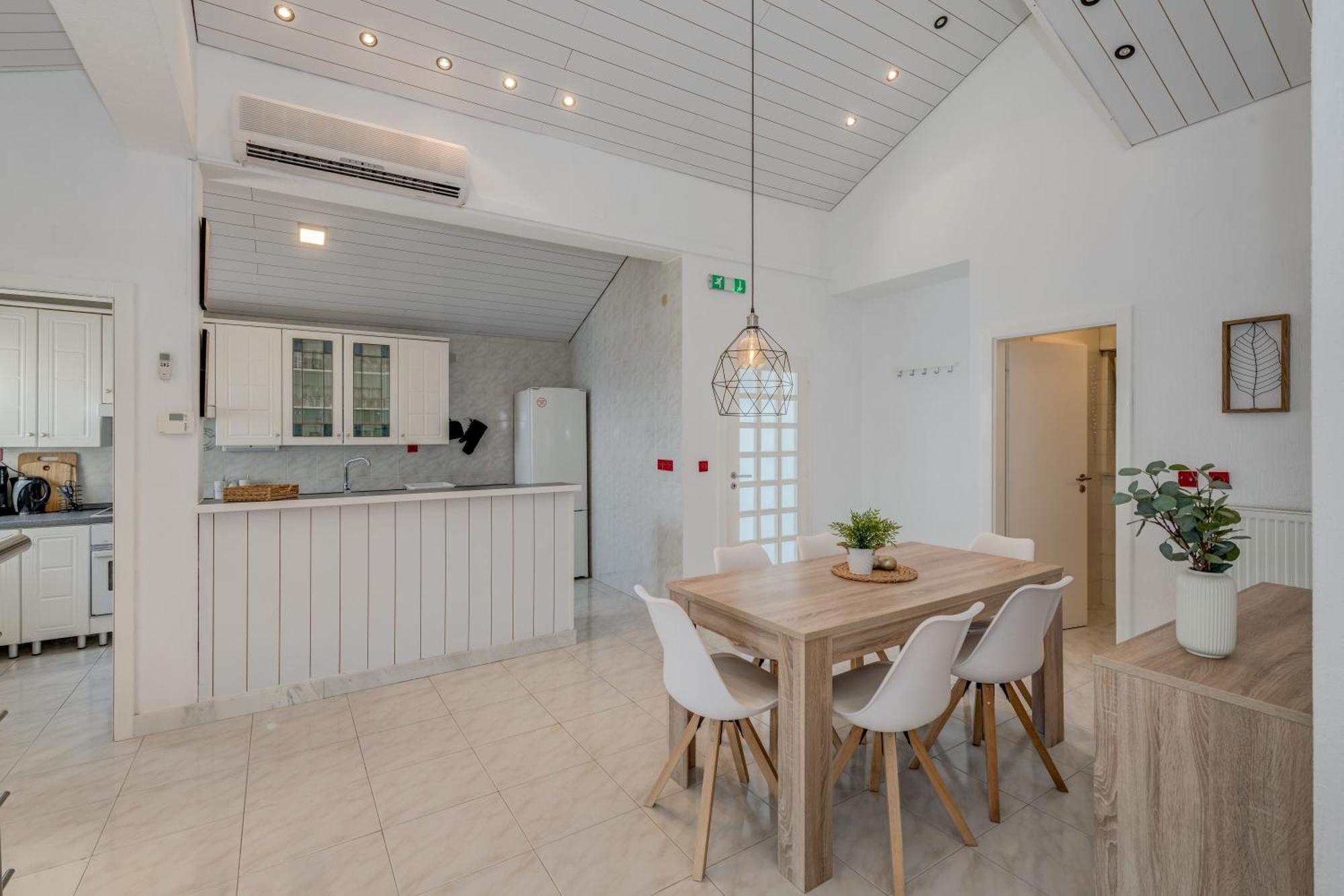 אומיס Apartments With Pool Vrdoljak חדר תמונה
