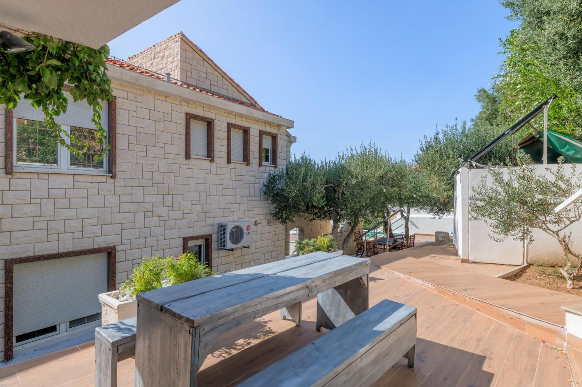 אומיס Apartments With Pool Vrdoljak חדר תמונה